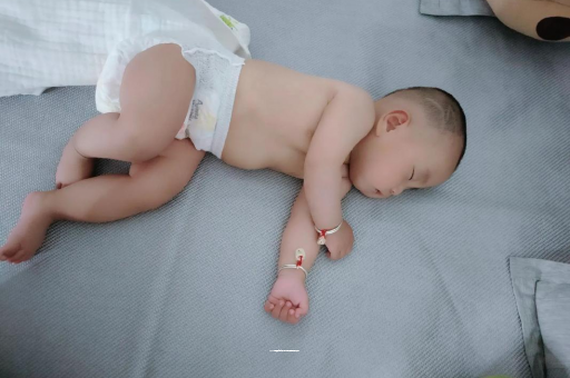 代怀包生男孩机构六个月宝宝眼睛散光